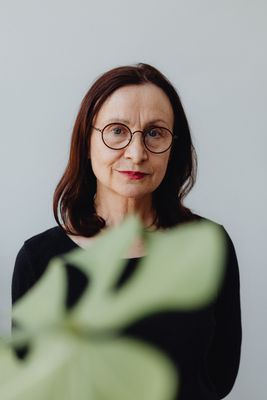 Portrait of a smiling woman with glasses